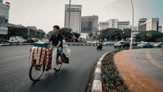 Workers affected by pandemic stay afloat with side business