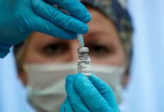 A nurse prepares Russia's Sputnik-V vaccine against the coronavirus disease (COVID-19) for inoculation in a post-registration trials stage at a clinic in Moscow, Russia September 17, 2020. 