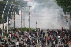 Hundreds arrested in Jakarta as clashes break out in protests against jobs law