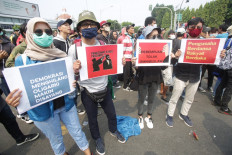 Against the law: Members of a civil society organization join a large-scale protest against the Job Creation Law in Harmoni, Central Jakarta, on Oct. 8, 2020. The House of Representatives passed the law on Oct. 5 despite public resistance. 