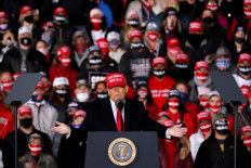  Trump blasts Michigan governor Whitmer; rally goers chant 'lock her up'