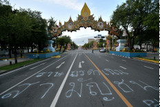 Thai democracy protesters defy ban for fourth day 