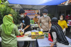 Bekasi residents shop at a pop-up cheap market called Pasar Noceng that offers various items with prices ranging from Rp 2,000 (13 US cents) to Rp 5,000 in Rawalumbu district, Bekasi city, West Java, on Sunday. The market is aimed at helping Bekasi residents who have been hit hard by the pandemic to purchase basic needs at an affordable price. 