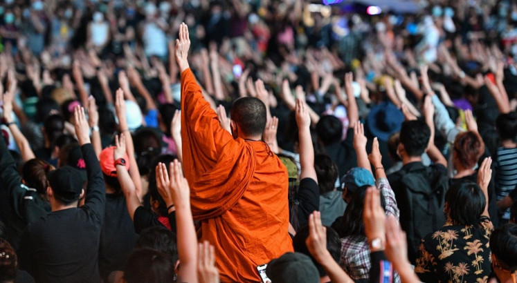 Thai democracy protesters defy ban for fourth day