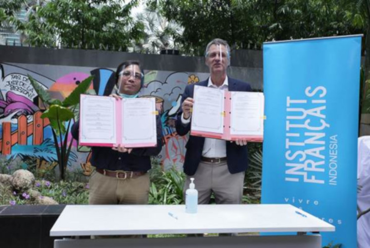 President of Indonesian Gaming Association (AGI) Cipto Adiguno (left) and director of Institut Français d'Indonésie (IFI) and counselor for cooperation of the French embassy in Indonesia Stephane Dovert (right) during an MoU signing on Oct. 16, 2020 at IFI Thamrin, Central Jakarta. 