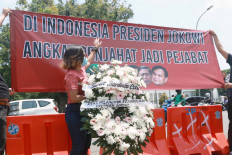 An activist of the Commission for Missing Persons and Victims of Violence (Kontras) takes part in a protest in front of the State Palace in Central Jakarta on Oct. 5. Kontras and several organizations demand that President Joko “Jokowi” Widodo annul the promotions of Brig. Gen. Dadang Hendrayudha and Brig. Gen. Yulius Selvanus as state officials in the Defense Ministry. The two are former members of Tim Mawar, who were convicted by the Military Court in 1999 for their involvement in the abduction of activists. JP/Dhoni Setiawan. 