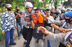 Police mistakenly beat undercover cop during Jambi jobs law protest