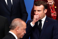  In this file photo taken on Dec.4, 2019 France's President Emmanuel Macron (right) gestures as Turkey's President Recep Tayyip Erdogan walks past him during a family photo as part of the NATO summit at the Grove hotel in Watford, northeast of London. Turkish President Recep Tayyip Erdogan slammed on Saturday his French counterpart, Emmanuel Macron, over his policies toward Muslims, saying that he needed 