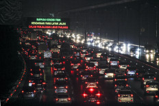 Vehicles pack a section of Jagorawi toll road in Cibubur, East Jakarta on Tuesday. The toll road recorded an increase in traffic volume as people left Jakarta to spend the upcoming long weekend holiday to commemorate the birthday of Prophet Muhammad. 