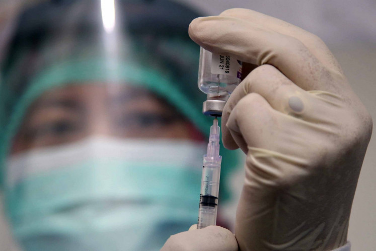 Ragu-ragu: Seorang petugas medis di puskesmas menyiapkan vaksin untuk melawan COVID-19.  Banyak orang Indonesia yang hidup dengan HIV enggan divaksinasi karena berbagai alasan kesehatan dan pribadi.  JP / PJ Leo
