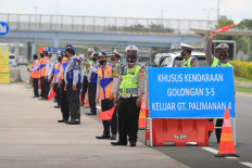Traffic police and transportation officials from Cirebon, West Java, oversee traffic control measures on the Cikopo-Palimanan (Cipali) toll road on Oct. 31.