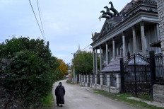 Roma mansions in Moldova abandoned in economic exodus