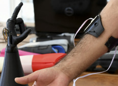 Tunisian startup 3D prints solar-powered bionic hands