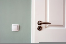 Illustration of a door handle.