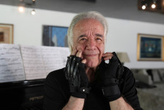 Bionic gloves help keep the music playing for Brazilian pianist