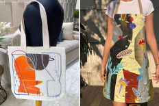 Tote bags (left) and aprons (right) are among products offered by the Stork Project Indonesia initiative. 