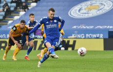 Leicester grabs top spot from Tottenham, Liverpool held