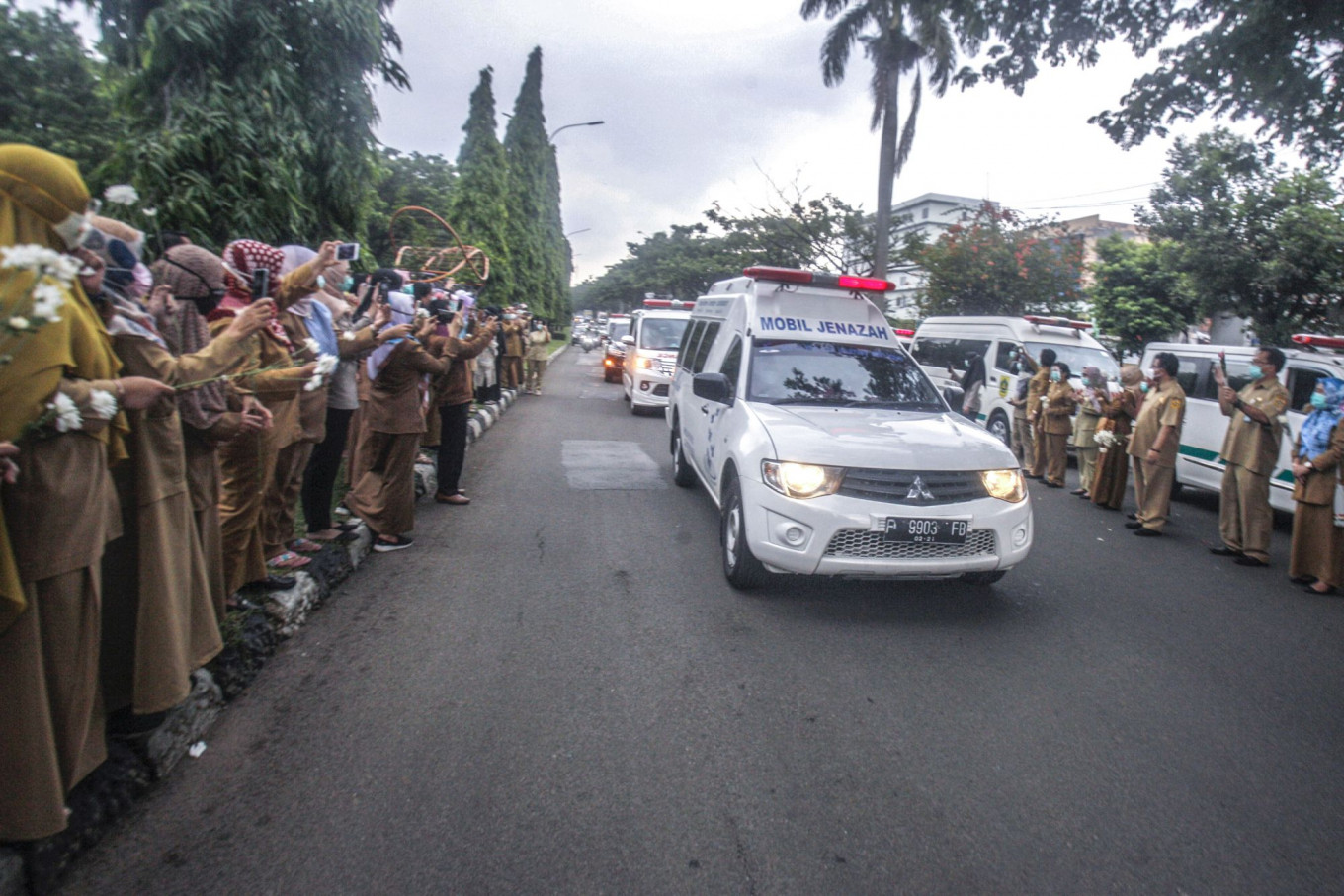 Healthcare workers of the Bogor Regency Health Agency honor Banjarsari community health center (Puskesmas) head Usman, who died of COVID-19, on Jl. Raya Tegar Beriman in Bogor regency, West Java, on Monday, Oct. 26, 2020.