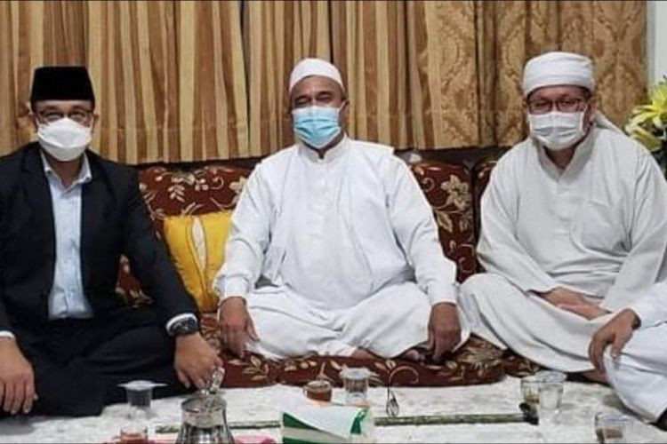 Jakarta Governor Anies Baswedan (left), Islam Defenders Front (FPI) leader Rizieq Shihab and Indonesian Ulema Council (MUI) deputy secretary-general Tengku Zulkarnain during a meeting at Rizieq's house in Petamburan, Central Jakarta, on Tuesday. 