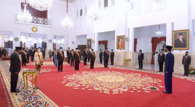 Jokowi honors former Cabinet members, fallen medical workers