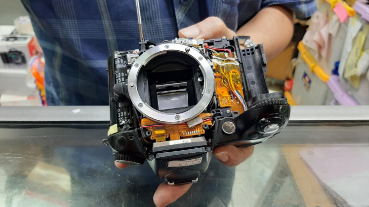 Soon good as new: A damaged digital camera is repaired. 