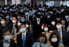 People wearing protective masks, following the coronavirus disease (COVID-19) outbreak, make their way at Shinagawa station in Tokyo, Japan November 13, 2020. 