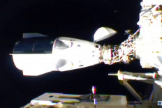 SpaceX capsule, carrying 4 astronauts, docks with International Space Station