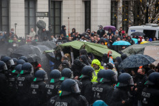 Police fire water cannon to disperse Berlin anti-shutdown protest 
