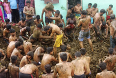 In this picture taken on November 17, 2020 people take part in Gorehabba festival at Gumatapura village on the border of India's Karnataka and Tamil Nadu states. 