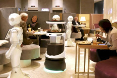 A robot called Servi delivers meals ordered by customers to their seats at a cafe in Shibuya Ward, Tokyo, on Nov. 10, 2020.