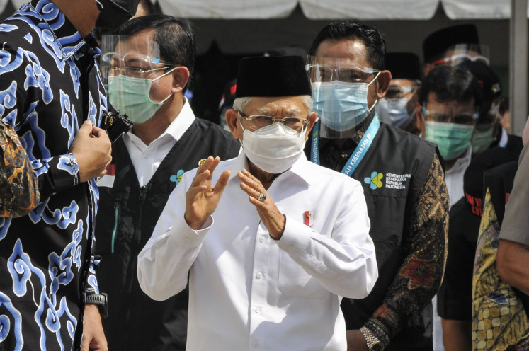 Vice President Ma’ruf Amin (front, center) walks ahead of then health minister Terawan Agus Putranto (back, left) and former Bekasi regent Eka Supriatmaja (back, right) during a visit to a North Cikarang community health center (Puskesmas) in Bekasi regency, West Java, on Nov. 19, 2020. 