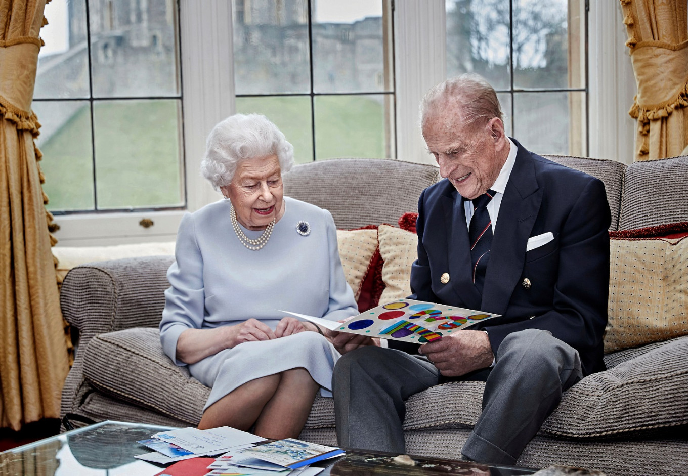 Uk S Queen Elizabeth And Husband Philip Celebrate 73rd Wedding Anniversary People The Jakarta Post