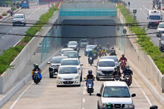 Motorists drive out of the new Senen underpass extension in Central Jakarta on Tuesday, Nov 10. The underpass is expected to ease traffic congestion in the area. JP/Wendra Ajistyatama