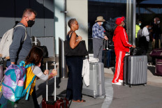 US holiday travelers voice dread, determination as they defy COVID-19 warnings