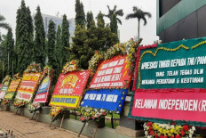 TNI removes Rizieq banners. Groups send flower boards as thanks, but critics unmoved