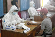 On high alert: A resident of Tebet, South Jakarta, takes a rapid test in November. The nationwide number of detected COVID-19 cases has passed 500,000.