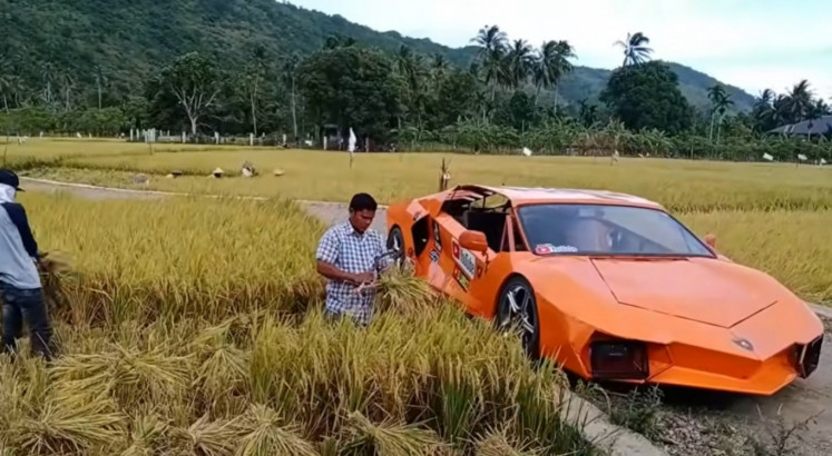 Ride high: Self-assembled ‘Lamborghini’ rolls along Banda Aceh streets