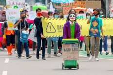 Environmentalists participating in the Asia Climate Rally march to the Energy and Mineral Resources Ministry in Central Jakarta in late 2020, urging the government and businesses not to fund fossil fuel exploitation to help stop climate change.