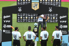 Sport pays tribute to Maradona with tears, applause, silence, banners and song 