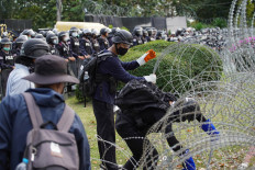 Thai protesters challenge king's military command