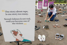 An activist arrange pairs of women’s shoes at the House of Representatives complex in Central Jakarta on Nov. 25. The Shoes in Silence campaign, marking the International Day for the Elimination of Violence against Women, urged lawmakers to pass the sexual violence eradication bill. JP/Dhoni Setiawan
