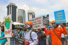 Environmentalists march in the Asia Climate Rally towards the Energy and Mineral Resources Ministry in Central Jakarta on Nov. 27. They demanded that the government and businesses stop funding the expansion of fossil fuel exploitation to help limit climate change. JP/Dhoni Setiawan