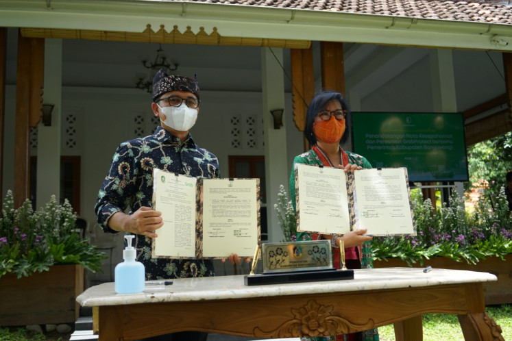 La colaboración entre Grab y la administración de Banyuwangi se inauguró con la firma de un memorando de entendimiento (MoU) por parte del regente de Banyuwangi H. Abdullah Azwar Anas (izquierda) y el director general de Grab Indonesia, Neneng Goenadi (derecha).