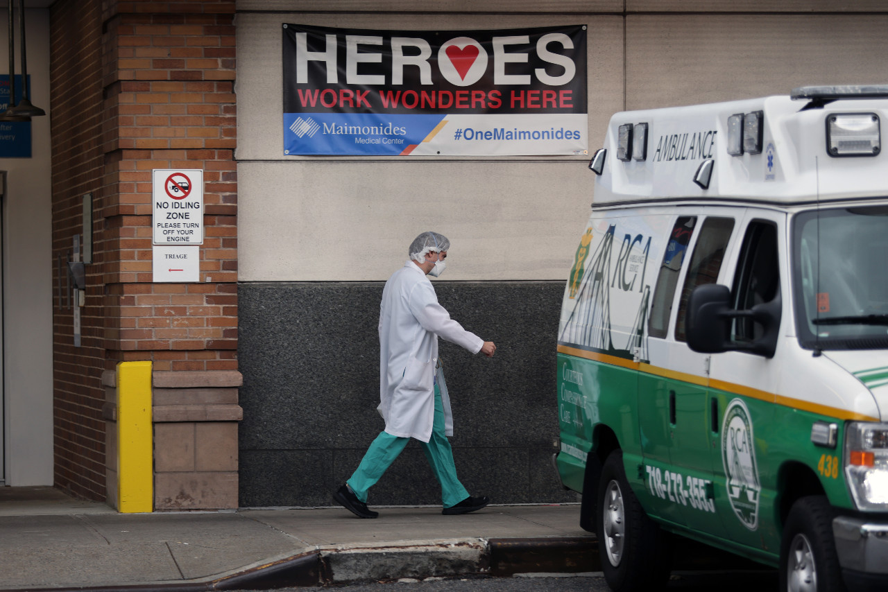 Health workers nursing home residents should get vaccines first US panel