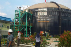 Powerful alternative: Visitors inspect a biogas power plant of palm oil heavyweight PT Asian Agri in Riau in this file photo. The plant produces gas from oil palm waste and powers a nearby oil palm mill.
