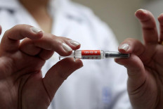 A nurse holds a dose of China's CoronaVac, a potential vaccine against the coronavirus disease (COVID-19) before administering it to a volunteer at Emilio Ribas Institute in Sao Paulo, Brazil July 30, 2020. Picture taken July 30, 2020. 