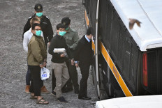 US targets more Chinese officials, moves to welcome Hong Kong residents 