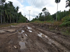 The condition of the road to Merbau village in Tanjung Jabung Timur. Residents are worried that they would not get any help when forest and land fires happen.

