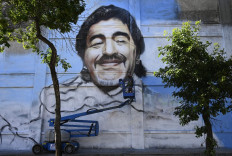 Street artist unveils mural to 'Saint' Diego Maradona
