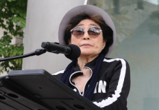 Yoko Ono urges gun control on 40th anniversary of John Lennon's death
